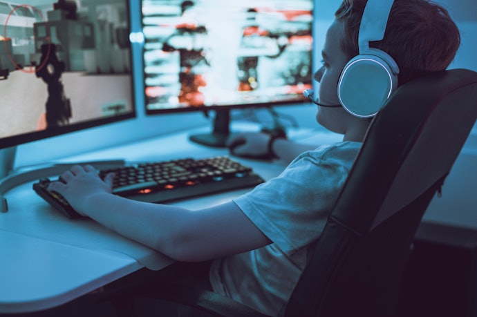 A Dual-Mode Connection Lets You Use Your RGB Keyboard Wired or Wirelessly
