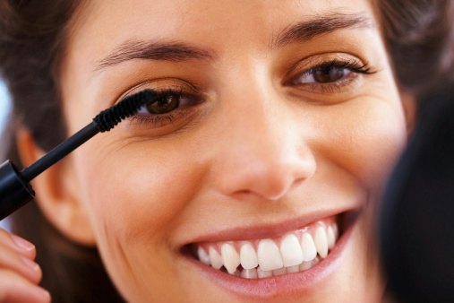 Hourglass-Shaped Mascara Wands Create Volume for Those With Sparse Lashes