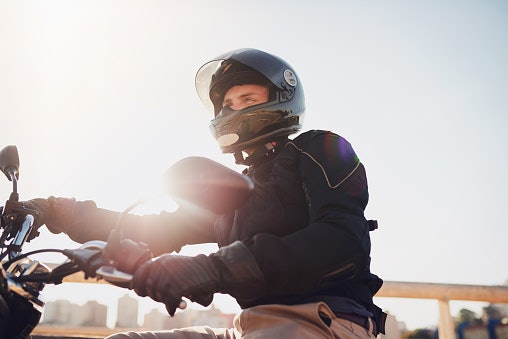 D-Ring Straps Offer Great Security Even in High Speeds