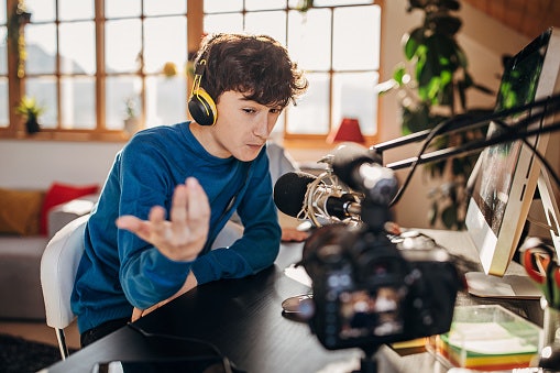 Choose a Dynamic Mic for Better Noise Control During Streaming
