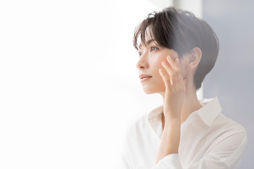 Glow-Boosting Ingredients Like Vitamin C, Ferulic Acid, or Green Tea Brighten and Protect