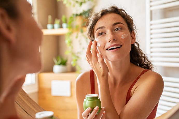 With SPF: For Daily Outdoor Use and Sun Protection