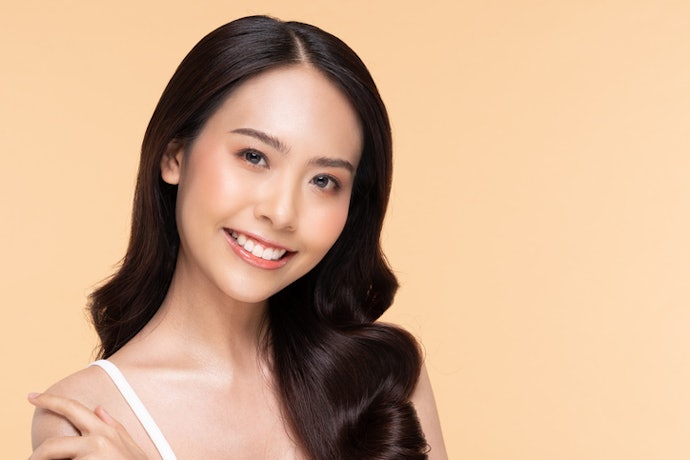 Opt for Clear or Brown Mascaras With a Lightweight Formula for a Natural Look