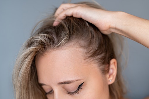 For Sensitive Scalps: Go for Low-Irritation 'Non-Silicone' or 'Weak Acidic' Shampoos