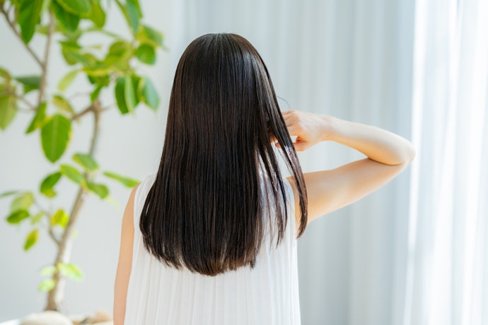 Straight Hair: Lightweight Smoothing Conditioners for Shine Without Grease