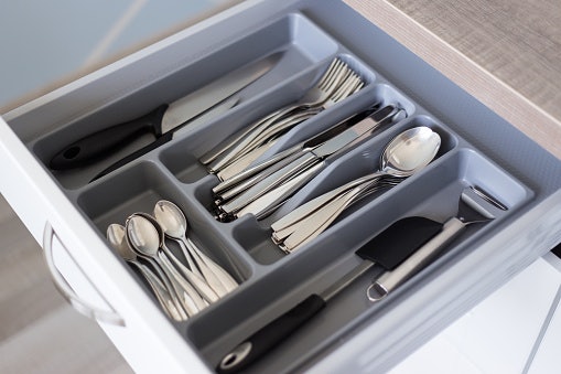Arrange Your Plates and Utensils Using Dish Racks and Drawer Organizers