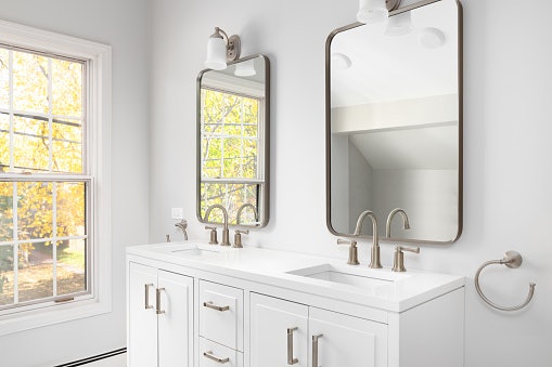 For Modern Bathrooms: Pick Frameless or Minimal Metal Frames