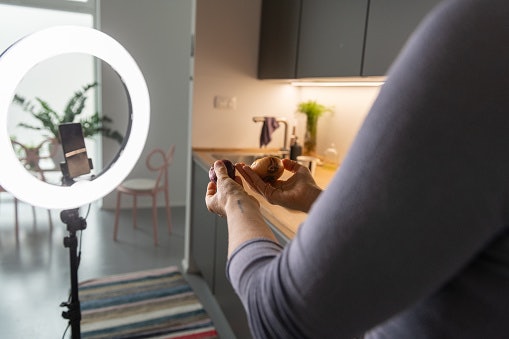 If You Like Vlogging on Your Phone, Go for a 5-8-Inch Right Light