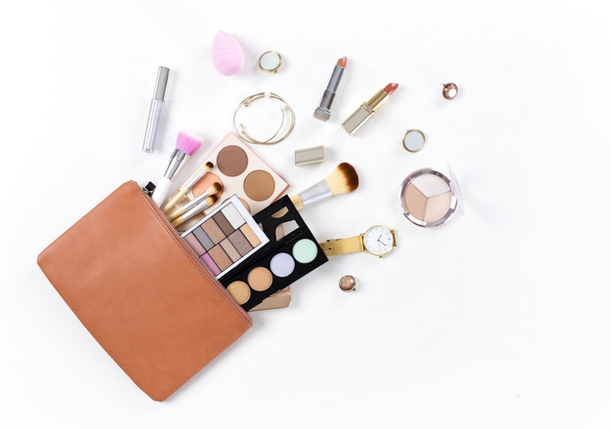 For Full Makeup Kits: Opt for Large Bags or Multi-Compartment Cases
