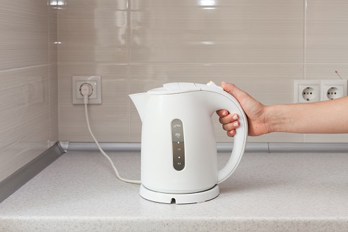Plastic Electric Kettles: Lightweight and Affordable, But May Retain Odors