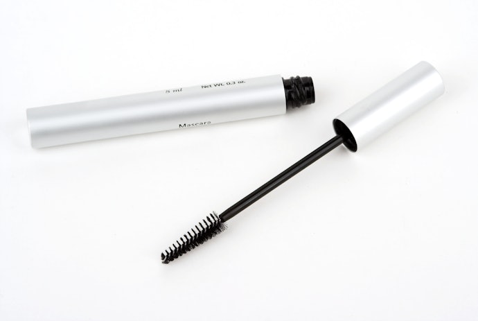 Skinny Brushes Lengthen Lashes