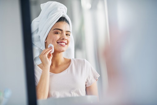 Dry Skin: Go for Chemical Exfoliators With Glycolic Acid, Avoid Physical Exfoliators
