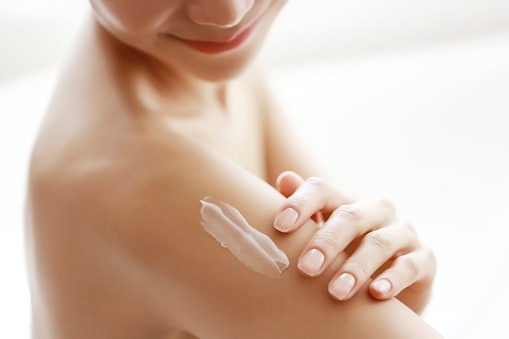 For Those With Dry Skin, Go for a Whitening Body Wash With Moisturizing Ingredients