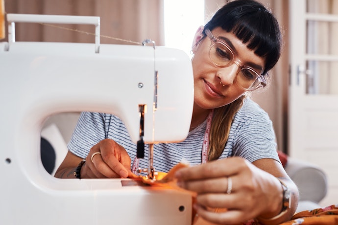 Electronic Sewing Machines Combine the Features of Computerized and Mechanical Units
