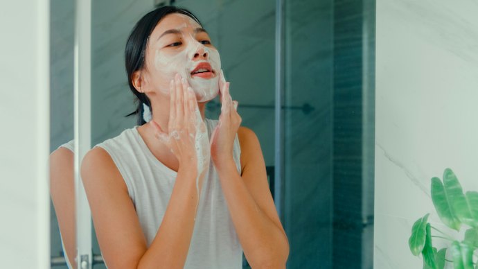 For Those With Sensitive Skin or New to Whitening Soaps: Gentler Brightening Ingredients Like Niacinamide and Tranexamic Acid