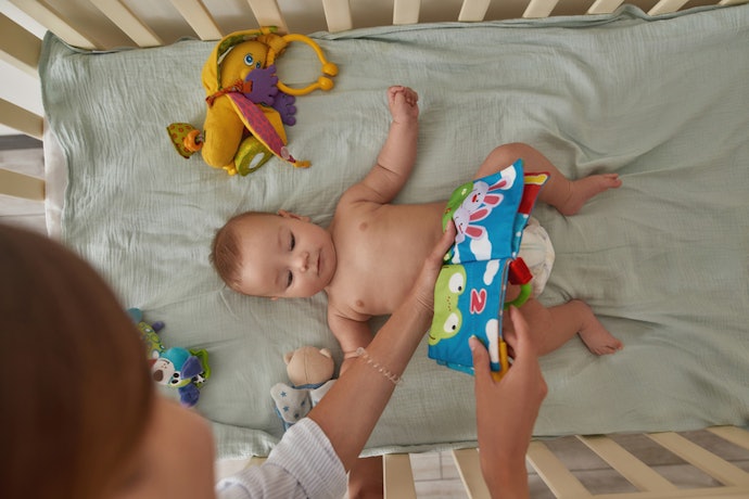 4-6 Months: Introduce Detailed Pictures and Complex Patterns for Enhancing Vision