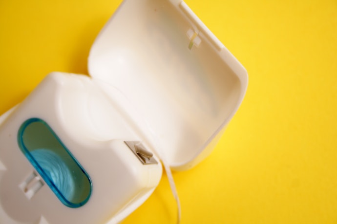 A Loose or Standard Floss Can Clean Both Tight and Wide Teeth Spaces