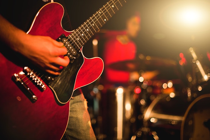 Double-Cutaway or Semi-Hollow Guitars: Comfortable and Ideal for Warm, Versatile Tones