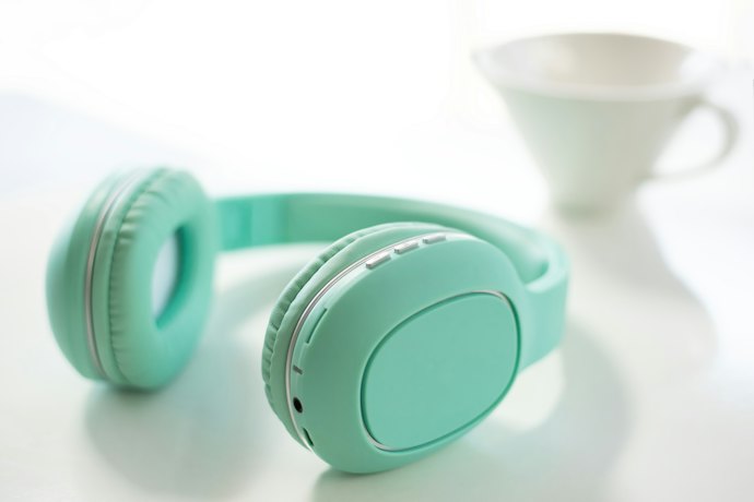 Open-Type or Open-Air Type Headphones Sound Better
