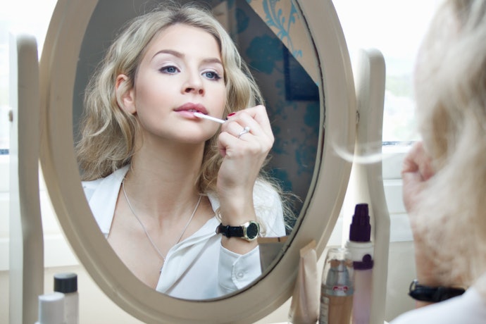A Built-In Mirror Makes Daily Grooming Routines More Convenient