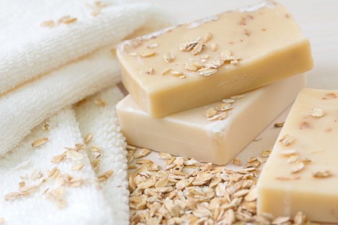 Prioritize Gentle, Hydrating, and Soothing Ingredients Like Hyaluronic Acid and Colloidal Oatmeal