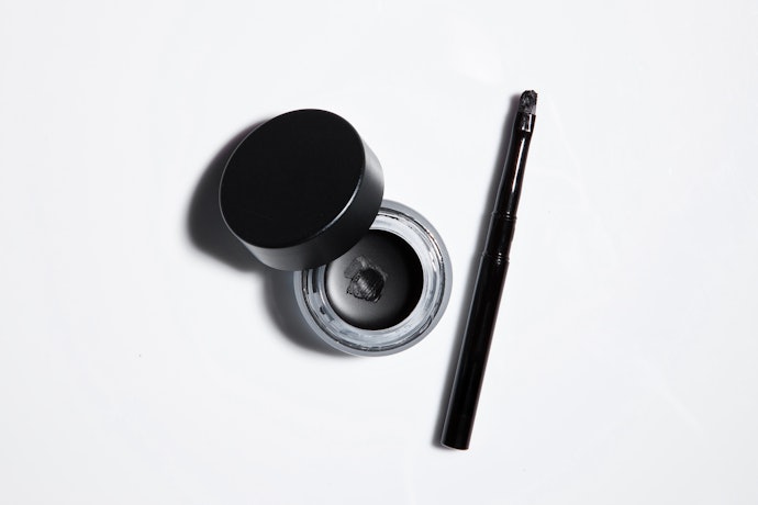 Achieve Soft and Natural-Looking Winged Eyeliners With Gel