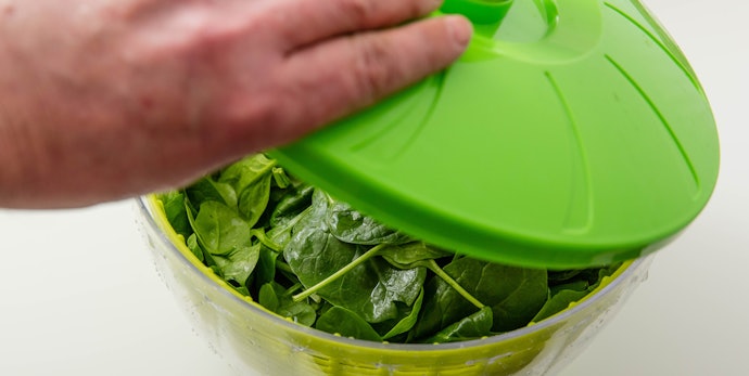 Automatic Salad Spinner That Only Requires a Push of a Button