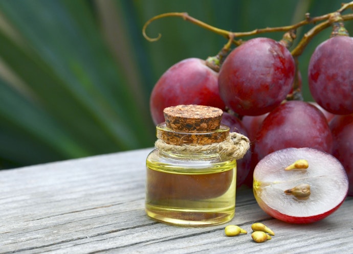 Select a Non-comedogenic Oil Such As Grapeseed, Peppermint, or Squalane Oil for Oily Skin