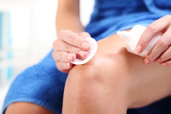 Saline or Hypochlorous Acid: For Gentle Cleaning of Minor Scrapes and Cuts