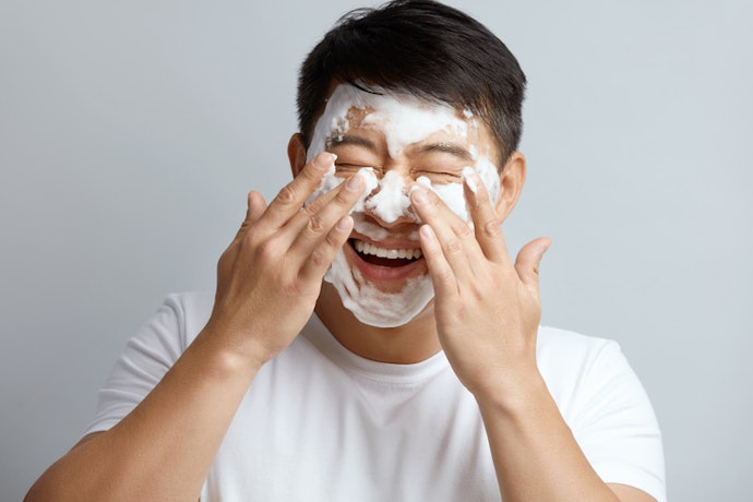 For Dryness and Weak Skin Barrier: Moisturizing Ingredients Like Glycerin and Hyaluronic Acid