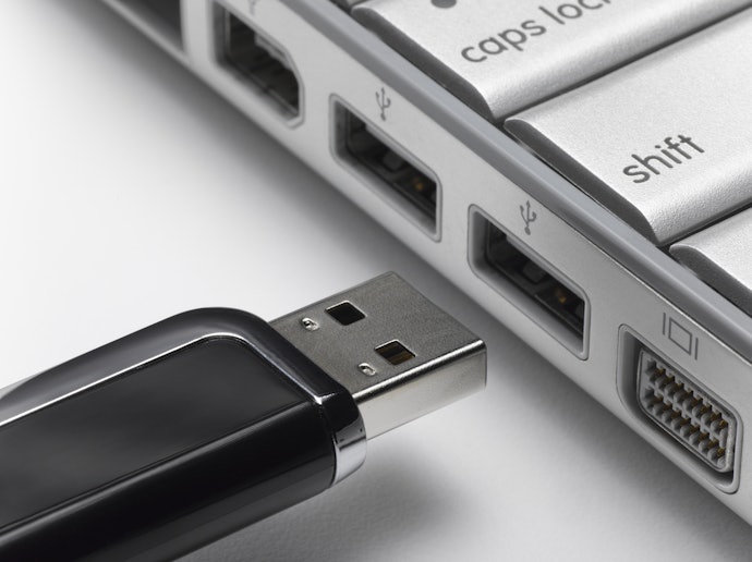 A Built-In USB Hub Allows You to Plug USB Cords Easier and Faster