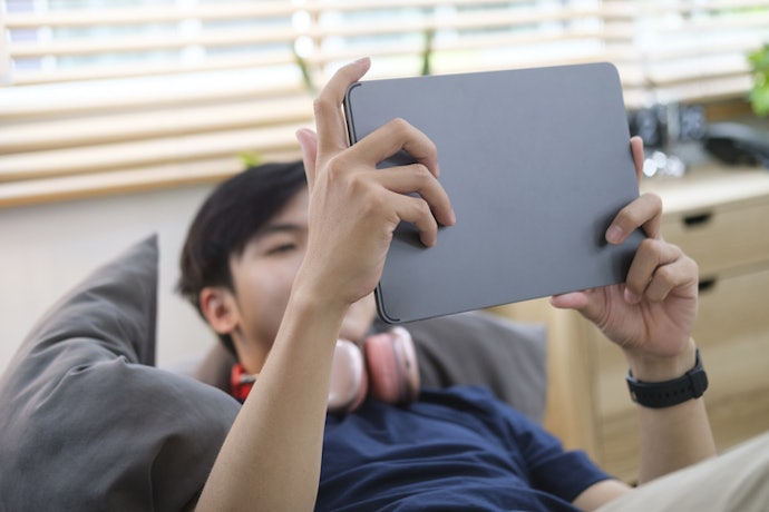 Find a Screen With Full HD Resolution and 8-10.5 Inches for Immersive Gameplay