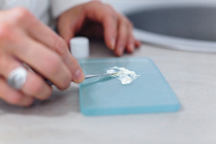 Use Powders for Sensitive Gums and Light Hold