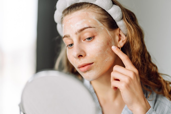 For Oily or Acne-Prone Skin: Choose a Lightweight, Non-Comedogenic Gel or Water-Based Formula