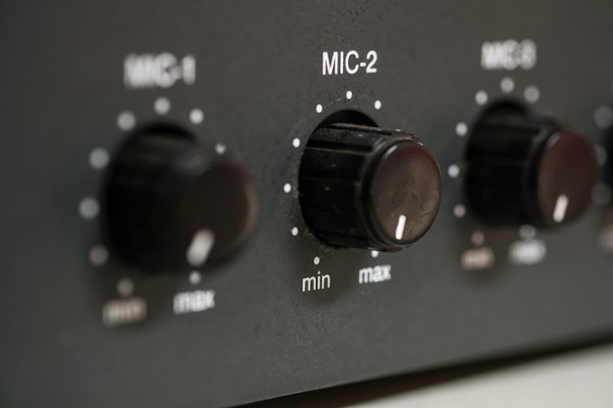 Get a 200 W to 500 W Amp That’s Loud Enough for Living Room Karaoke