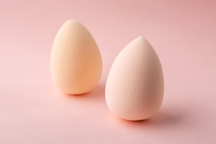 Teardrop-Shaped Sponges Are Versatile and Can Be Used on the Entire Face