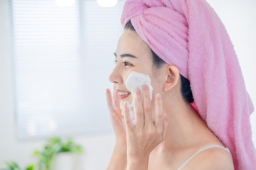 Oily or Acne-Prone Skin: Go for Gel or Foam Cleansers With Oil Control Ingredients