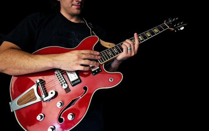 Hollow-Body Guitars for an Acoustic and Warmer Sound