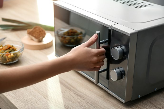 Manual Microwaves Are Best for Basic Reheating and Simple Daily Use